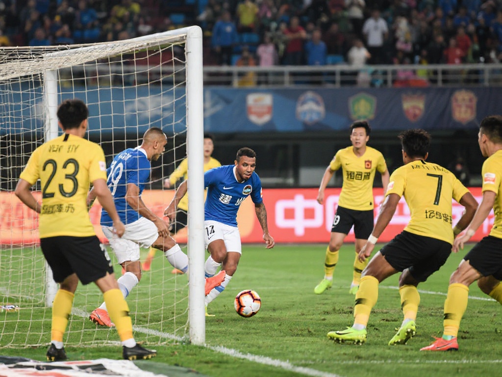 匡洋勇夺高尔夫球男子个人赛冠军荣耀加冕